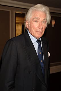 How tall is Frank Finlay?